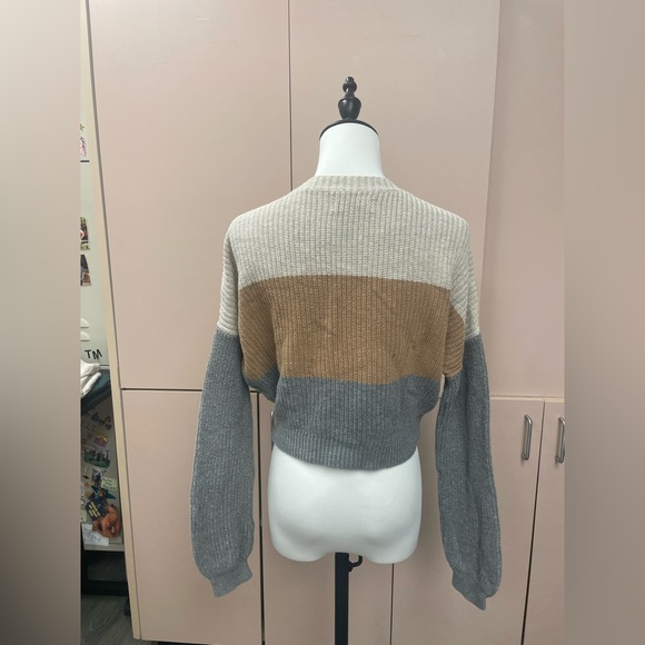 Hollister Cream, Brown, and Gray Color Block Cropped Sweater size small - Picture 3 of 10